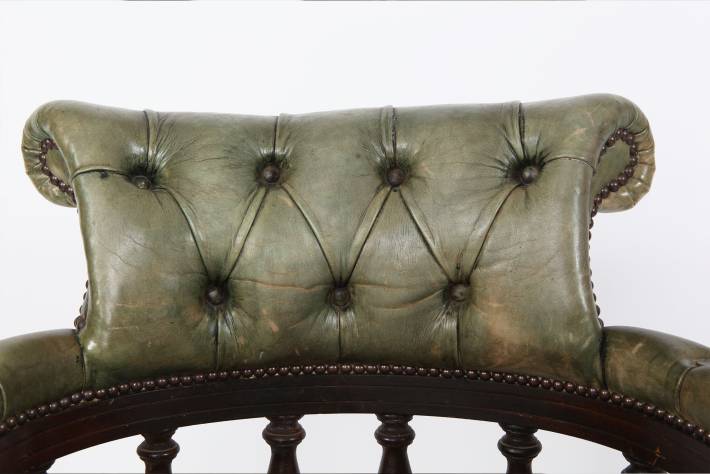 Poltrona chesterfield captain da scrivania inglese originale vintage verde