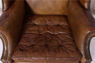 Antica coppia di poltrone wing back o bergere inglese originale in cuoio cognac