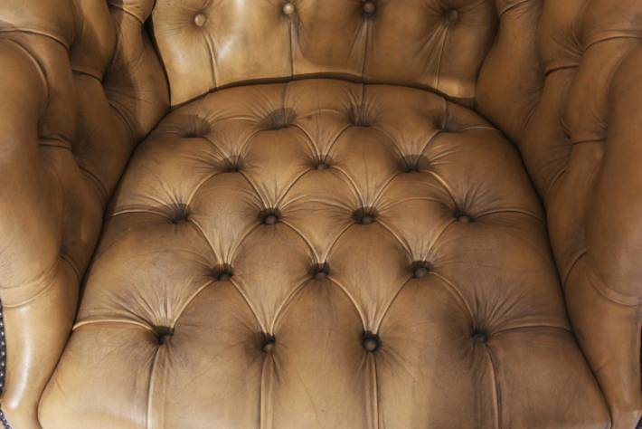 Coppia di poltrone chesterfield Barrel Back inglese originale vintage in pelle avorio