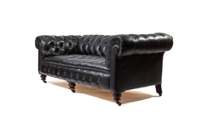 Divano chesterfield club tre posti Vittoriano inglese originale in pelle nera