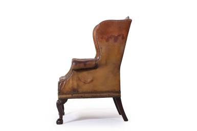 Antica coppia di poltrone wing back o bergere inglese originale in cuoio cognac