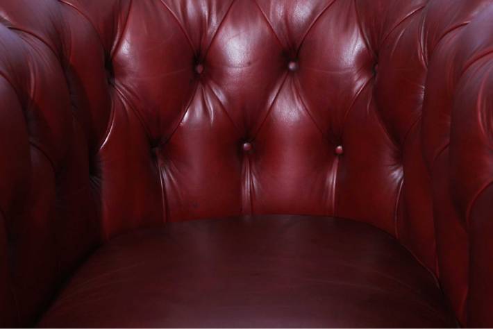 Coppia di poltrone chesterfield a pozzetto vintage in pelle bordeaux vinaccia