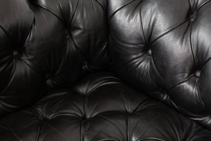 Divano chesterfield club tre posti Vittoriano inglese originale in pelle nera