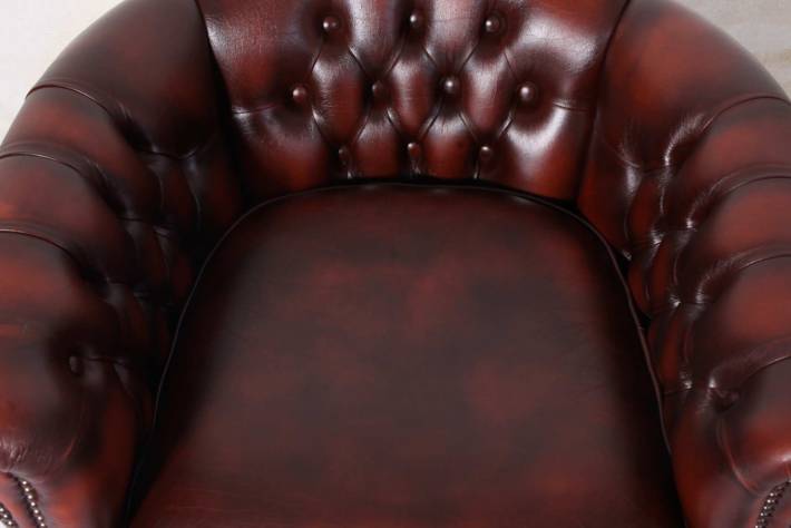 Coppia di poltrone chesterfield a pozzetto vintage originale marrone