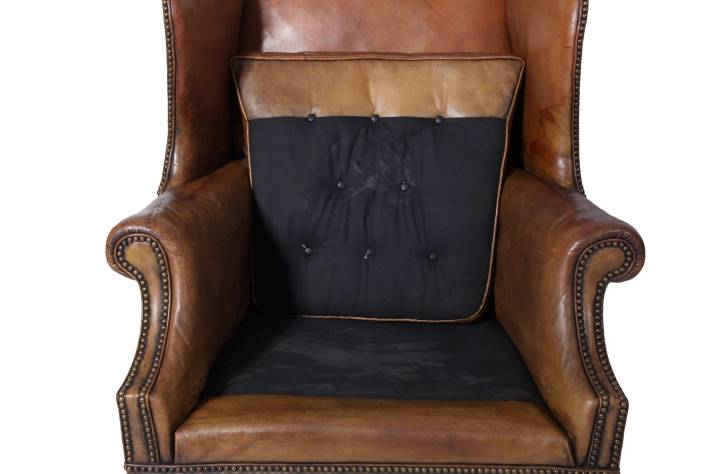 Antica coppia di poltrone wing back o bergere inglese originale in cuoio cognac