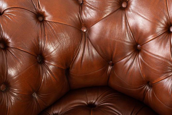 Coppia di poltrone chesterfield club inglese marrone con seduta capitonnè