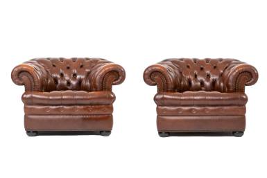 Coppia di poltrone chesterfield club inglese marrone con seduta capitonnè