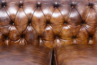 Antico divano 2 posti chesterfield club inglese originale in pelle marrone cognac