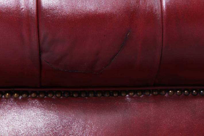 Divano 2 posti chesterfield a pozzetto vintage in pelle bordeaux vinaccia