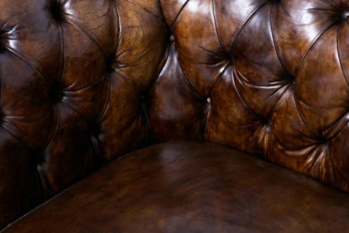 Antico divano 2 posti chesterfield club inglese originale in pelle marrone cognac