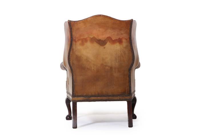 Antica coppia di poltrone wing back o bergere inglese originale in cuoio cognac