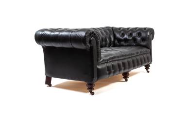 Divano chesterfield club tre posti Vittoriano inglese originale in pelle nera