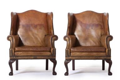 Antica coppia di poltrone wing back o bergere inglese originale in cuoio cognac