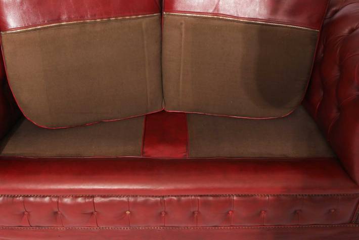 Divano 2 posti chesterfield a pozzetto vintage in pelle bordeaux vinaccia