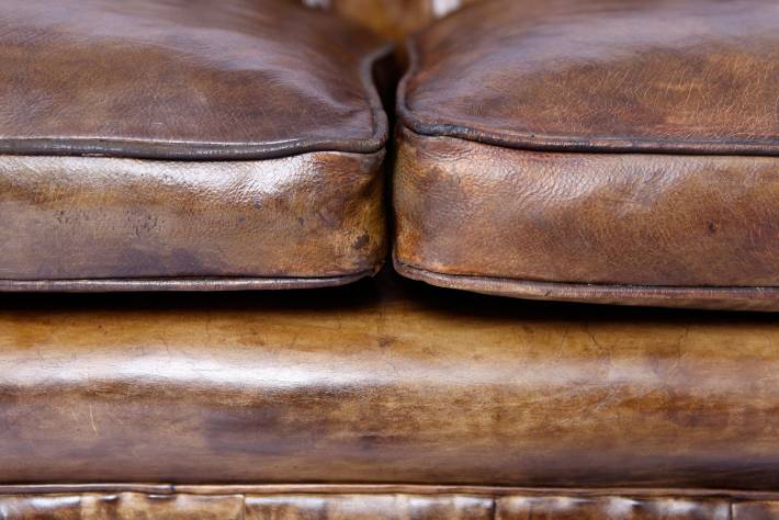 Antico divano 2 posti chesterfield club inglese originale in pelle marrone cognac