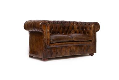 Antico divano 2 posti chesterfield club inglese originale in pelle marrone cognac