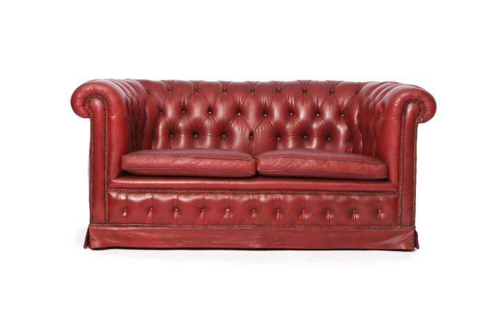 Divano 2 posti chesterfield a pozzetto vintage in pelle bordeaux vinaccia