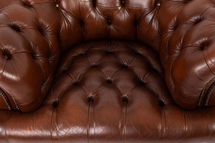 Coppia di poltrone chesterfield club inglese marrone con seduta capitonnè