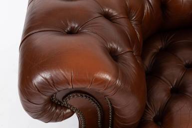 Coppia di poltrone chesterfield club inglese marrone con seduta capitonnè