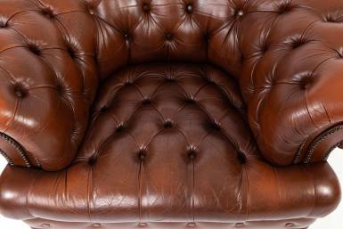 Coppia di poltrone chesterfield club inglese marrone con seduta capitonnè