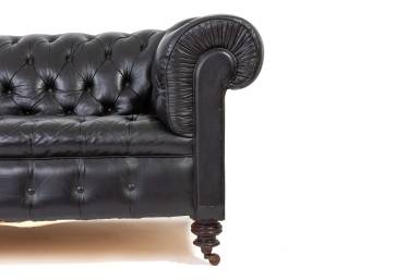 Divano chesterfield club tre posti Vittoriano inglese originale in pelle nera