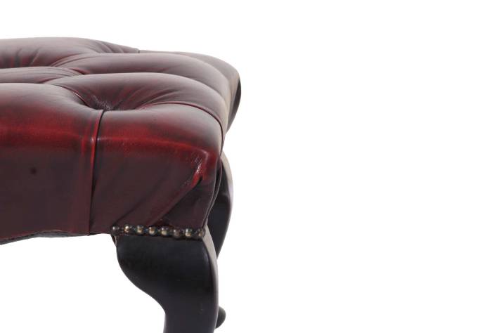 Poggiapiedi chesterfield vintage inglese originale in pelle bordeaux