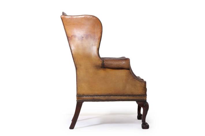 Antica coppia di poltrone wing back o bergere inglese originale in cuoio cognac