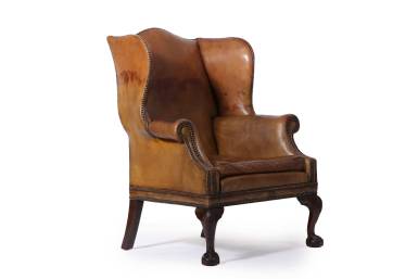 Antica coppia di poltrone wing back o bergere inglese originale in cuoio cognac