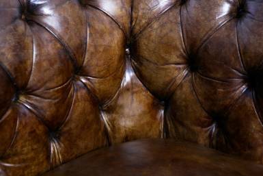 Antico divano 2 posti chesterfield club inglese originale in pelle marrone cognac