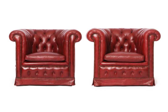 Coppia di poltrone chesterfield a pozzetto vintage in pelle bordeaux vinaccia