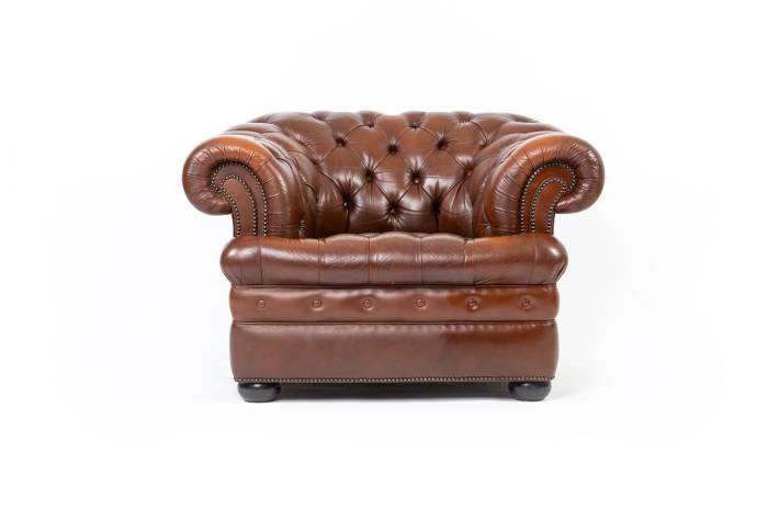 Coppia di poltrone chesterfield club inglese marrone con seduta capitonnè