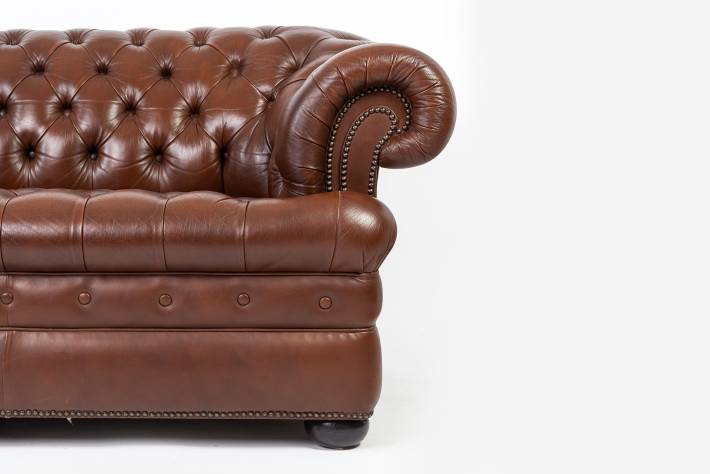 Divano chesterfield club 4 posti inglese marrone con seduta capitonnè