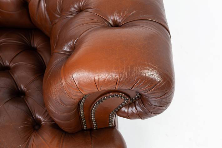 Coppia di poltrone chesterfield club inglese marrone con seduta capitonnè