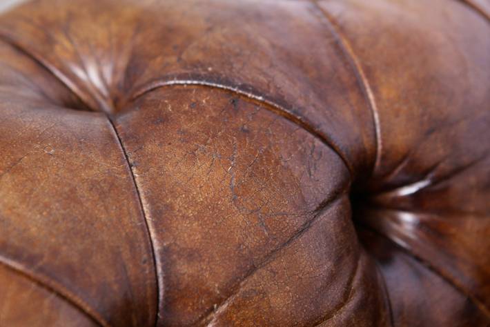 Antico divano 2 posti chesterfield club inglese originale in pelle marrone cognac