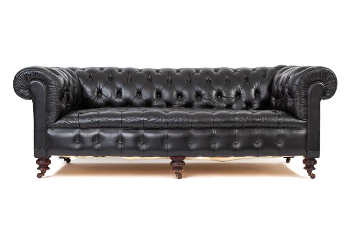 Divano chesterfield club tre posti Vittoriano inglese originale in pelle nera