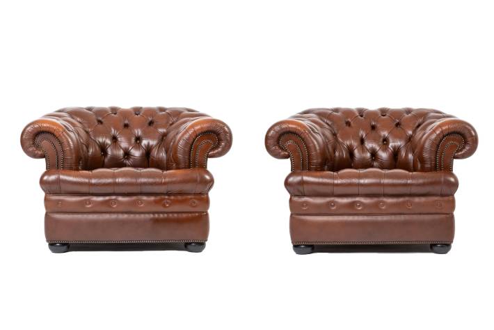 Coppia di poltrone chesterfield club inglese marrone con seduta capitonnè