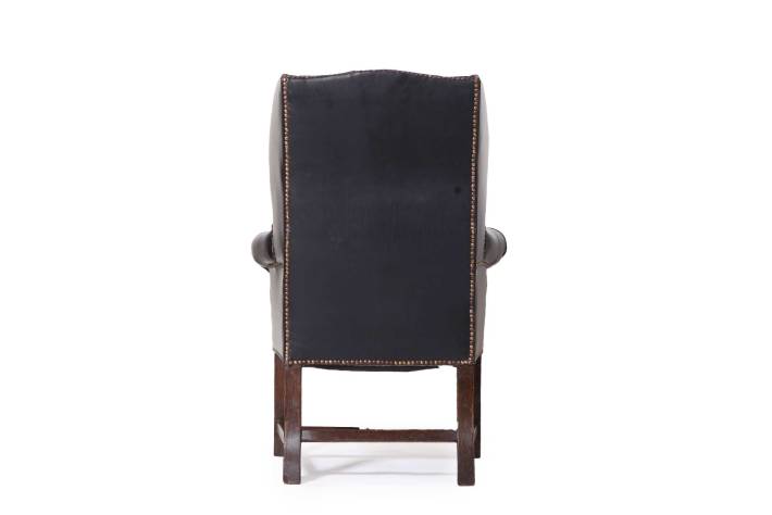 Antica coppia di poltrone wing back o bergere inglese originale in pelle nera