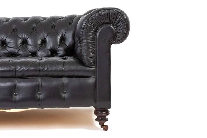 Divano chesterfield club tre posti Vittoriano inglese originale in pelle nera