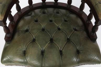 Poltrona chesterfield captain da scrivania inglese originale vintage verde