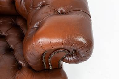 Coppia di poltrone chesterfield club inglese marrone con seduta capitonnè