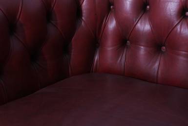 Divano 2 posti chesterfield a pozzetto vintage in pelle bordeaux vinaccia