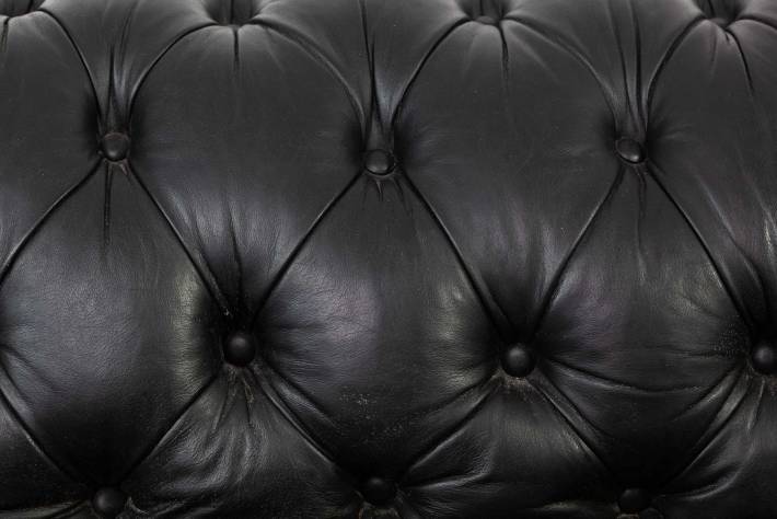 Divano chesterfield club tre posti Vittoriano inglese originale in pelle nera