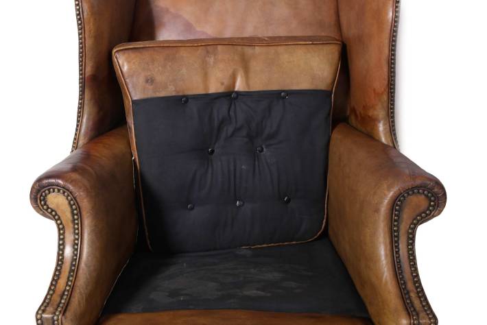 Antica coppia di poltrone wing back o bergere inglese originale in cuoio cognac